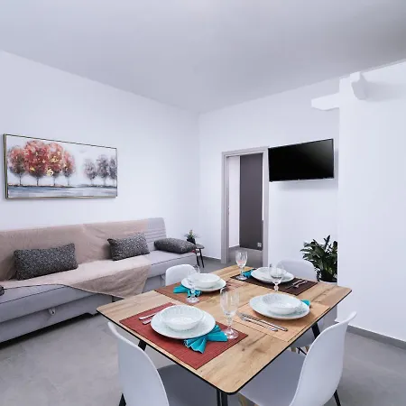 Daire Anastasia's Luxury Homes *